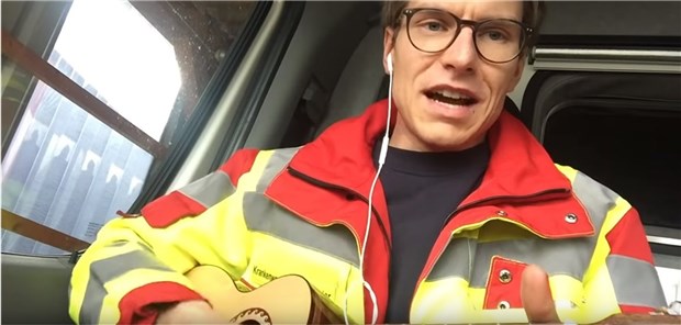 Wenn der Sanitäter singt Screenshot aus dem Youtube-Video „Der Krankenwagenbelademeister“: Über 600.000 Aufrufe hat das Video des Sanitäters Felix Peter Haehne bereits. (Stand: 16.12.2019)