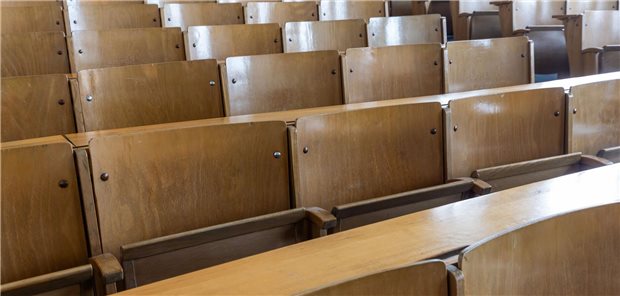 Leere Stühle in einem Uni-Hörsaal.