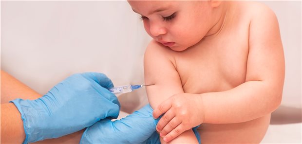 Sechsfachimpfung: Zwischen der 2. und 3. Dosis müssen mindestens sechs Monate liegen. (Symbolbild mit Fotomodell)