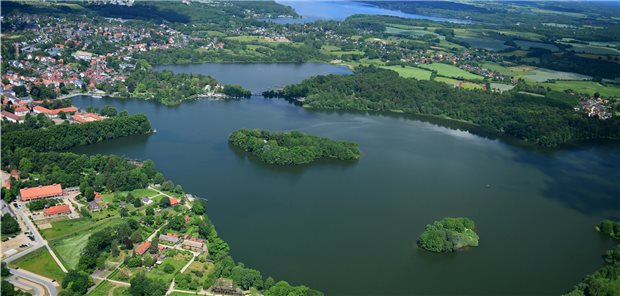SARS-CoV-2: Der Norden feilt an seiner Impf-Infrastruktur Seegebiet um Eutin: 70 Kilometer Anfahrt müssen Einwohner auf der Insel Fehmarn derzeit in die Kreisstadt Eutin hinnehmen, um ein Impfzentrum aufsuchen zu können.