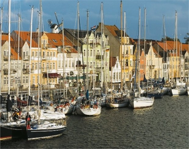 Segel-Abenteuer in dänischen Gewässern Segelboote, soweit das Auge reicht: der Hafen der süddänischen Stadt S¢nderborg unweit der deutschen Flensburger Förde.