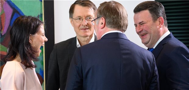 Bundeskabinett segnet umstrittene Klinikreform ab Segneten unter anderem die Klinikreform ab (v.l.): Außenministerin Annalena Baerbock, Gesundheitsminister Karl Lauterbach, Verteidigungsminister Boris Pistorius und Arbeitsminister Hubertus Heil bei der Kabinettssitzung im Bundeskanzleramt.