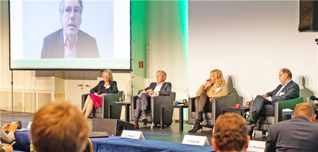 Kliniken: Notfallversorgung bloß nicht in ambulante Hände! Sehen Reformbedarf nach der Wahl: DAK-Chef Andreas Storm (zugeschaltet), Co-Moderatorin Claudia Küng, VUD-Vorsitzender Professor Jens Scholz, die Pandemiebeauftragte der Stadt Tübingen Dr. Lisa Federle, Thomas Kupczik Co-Vorsitzender derGeschäftsführung der Alloheim SeniorenResidenzen und Moderator Professor Günter Neubauer (v.l.).