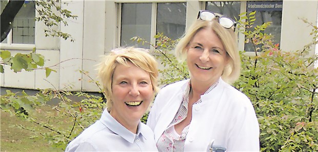 Tasche in die Hand, Tschüß vom Krankenhaus Sehen das Entlassmanagement als Chance: Pflegedienstleiterin Andrea Albrecht (links) und Dr. Martina König, Ärztliche Leiterin der Palliativstation am Lukaskrankenhaus in Neuss.