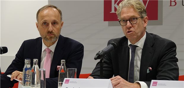 Vertragsärzte kritisieren Zwangsmaßnahmen scharf Sehen die derzeitigen politischen Eingriffe in ärztliche Belange sehr kritisch: KBV-Chef Dr. Andreas Gassen (r.) und sein Vize Dr. Stephan Hofmeister. (Archivbild)