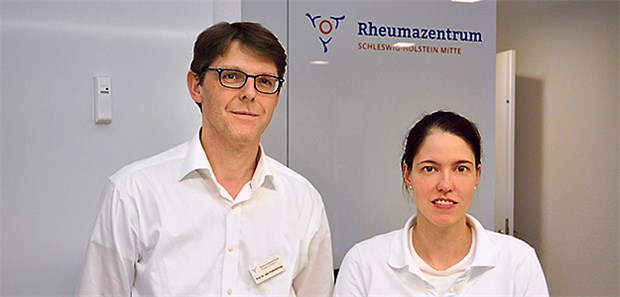 Pioniergeist zahlt sich schnell aus Sehen sich in ihrer Rheumatologen-Praxis am richtigen Platz: Dr. Julia Holle und Professor Frank Moosig.