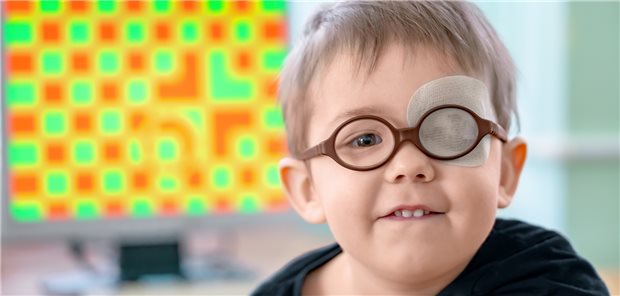 Sehtraining für einen Jungen mit einem abgeklebten Auge.