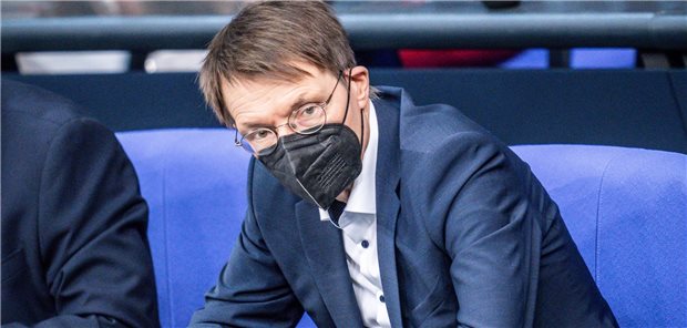 Lauterbach kündigt Hilfspaket für Kliniken an Sein Ressorthaushalt soll 2023 von 64 auf noch 22 Milliarden Euro schrumpfen: Bundesgesundheitsminister Karl Lauterbach (SPD) am Donnerstag im Bundestag.