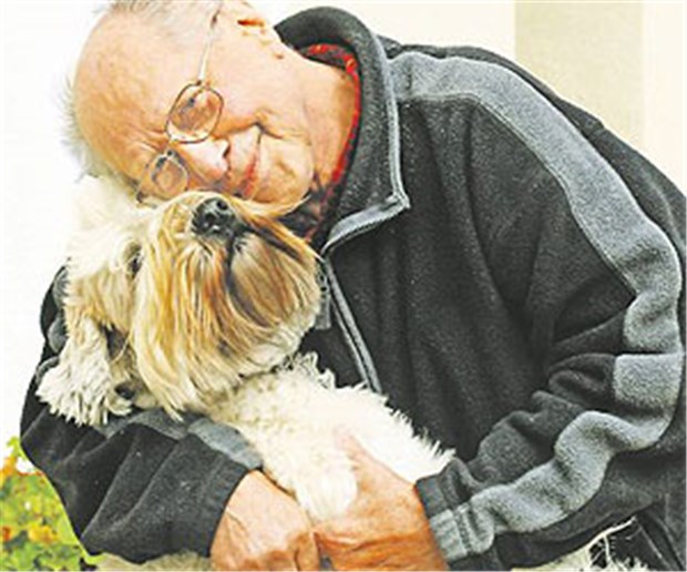Tiere - Treue Partner für alte und kranke Menschen Seinem Herrn treu ergeben: Hunde und andere Tiere können alten und schwerkranken Menschen Lebensmut geben.