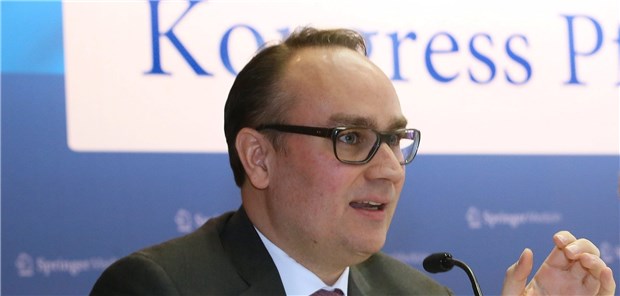 „Pflege- und Arztzeit werden knapp“ „Seismograf für Pflegeprofis“: Falk H. Miekley, Geschäftsbereichsleiter Springer Pflege, über den Berliner Kongress Pflege.