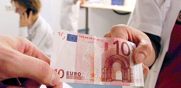 Die Nachwehen der Praxisgebühr Seit 1. Januar müssen die zehn Euro Praxisgebühr nicht mehr über den Tresen gehen.
