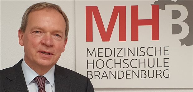 Medizinische Hochschule Brandenburg will an Herausforderungen wachsen Seit 1. September Präsident der MHB: Professor Hans-Uwe Simon.