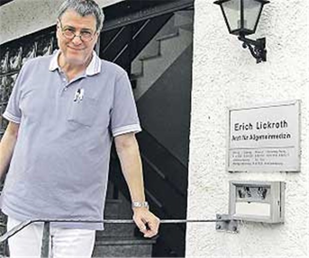 Leichenschau, Formulare und ein volles Wartezimmer Seit 1986 ist er der Arzt im Dorf: Erich Lickroth vor seiner Praxis in der Nelkenstraße in Lützelbach.