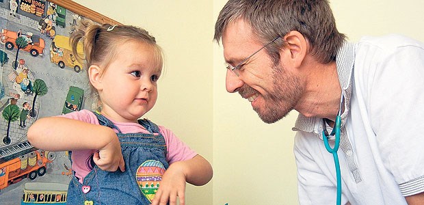 Kinderarzt legt Hörbuch für Eltern auf Seit 1998 betreut Dr. Christof Metzler die kleinen Patienten in seiner Praxis am Bodensee.