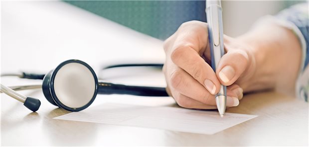 Ein Kreuz oder Häkchen vergessen? Arztnummer nicht eingetragen? Formale Fehler bei Entlassrezepten kommen vor, weil Klinikärzte sie nicht so häufig ausstellen. Apotheker fürchten nun, dass die Krankenkassen solche Fehler nutzen könnten, um das Rezept zu retaxieren, insbesondere bei BtM. Umstritten ist, was das für die Versorgung bedeutet.