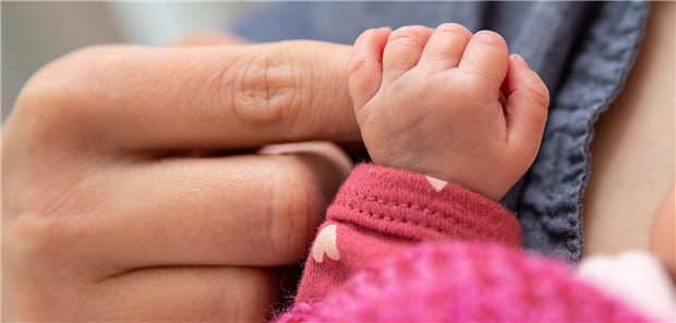 Säugling greif eine Hand.