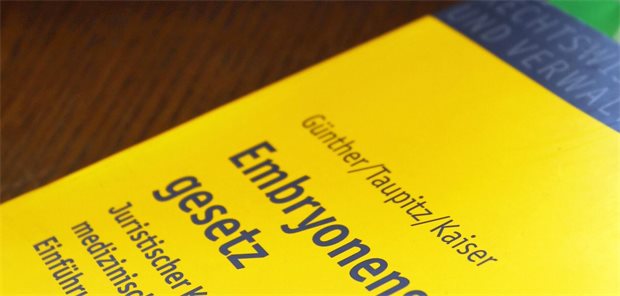 Gesetz zur Fortpflanzungsmedizin: Seit gut 25 Jahren auf der langen Bank geparkt Das Foto zeigt des Cover eines juristischen Kommentars zum Embryonenschutzgesetz.