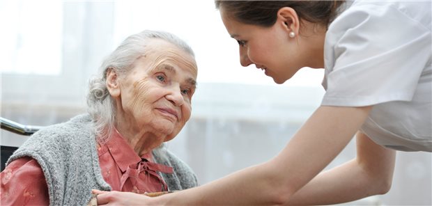 Seit Anfang 2015 gibt es im EBM eigene Gebührenordnungspositionen für Hausbesuche durch nichtärztliche Praxisassistentinnen.