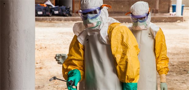 Bundibugyo-Ebolavirus: Klinische Impfstoffstudie gestartet Helfer in Schutzkleidung