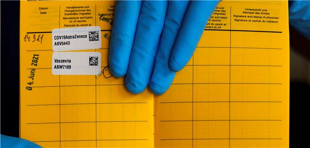 Gefälschte Corona-Impfzertifikate: Lübeck richtet Ermittlungsgruppe ein Gefälschte Impfpässe in der Corona-Pandemie