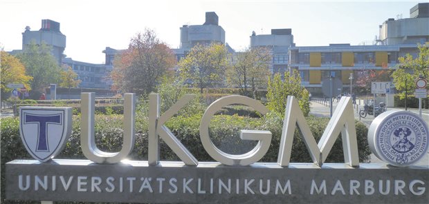 Streit um Arbeitsbelastung an Uniklinik Gießen-Marburg Schriftzug des Uniklinikum Gießen-Marburg