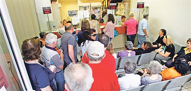 'Mir fehlten im OP die Instrumente' Seit Jahren krankt das griechische Gesundheitssystem. Überfüllte Wartezimmer und Schlange stehende Patienten gehören deshalb zum Alltag.