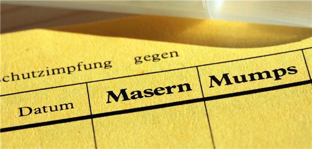 Bei Verstoß gegen Masernimpfpflicht darf Gesundheitsamt Zwangsgeld verhängen Die Wörter Masern und Mumps in einem Impfpass