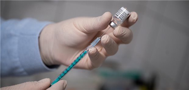 Spritze mit Corona-Impfstoff