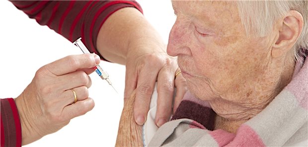 Eine ältere Person wird geimpft. Seit dem 1. September dürfen Ärztinnen und Ärzte den dritten Piks gegen das Coronavirus setzen. Eine entsprechende STIKO-Empfehlung fehlt bislang. In Nordrhein sorgen angebliche Probleme nach der Impfung für Verunsicherung (Symbolbild).