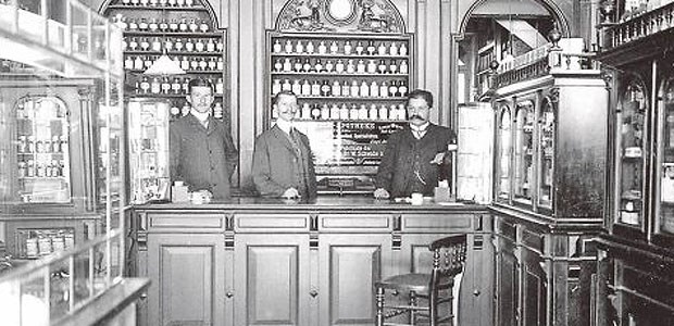 Fresenius feiert 100. Geburtstag Seit dem 18. Jahrhundert im Besitz der Familie Fresenius: Die Frankfurter Hirsch-Apotheke.