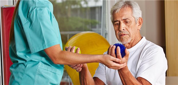 Mann macht Übungen mit Massagebällen