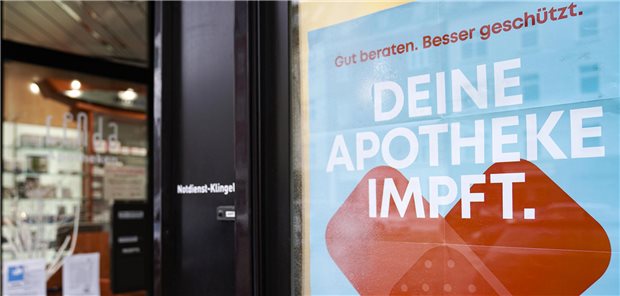 Poster in Apotheke mit einem Impfangebot