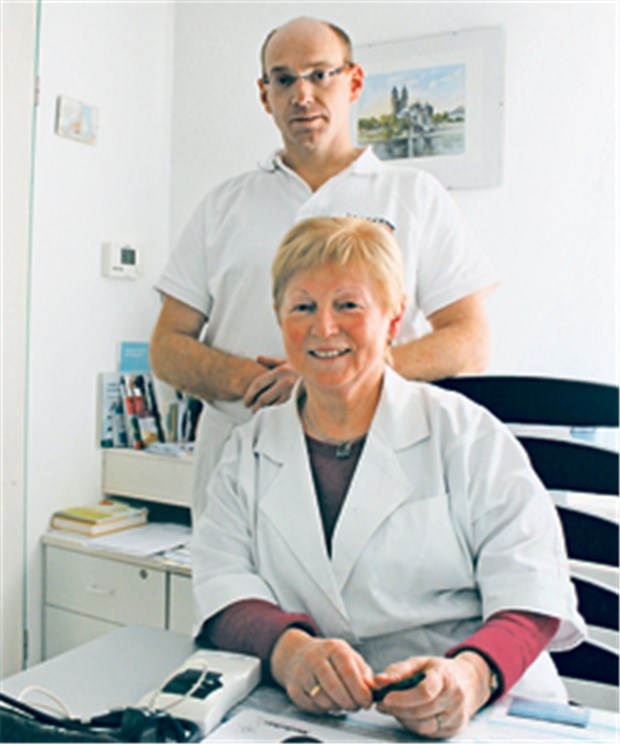Söhne treten in Mamas Fußstapfen Seit fünf Jahren ein Ärzteteam: Gitta Kudela und ihr ältester Sohn Torsten, der oft die anstehenden Heimbesuche übernimmt.