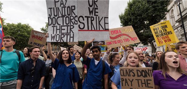 Seit rund einem Jahr treten die britischen Klinikärzte immer wieder in den Ausstand, um gegen die dortigen Arbeitsbedingungen zu protestieren.