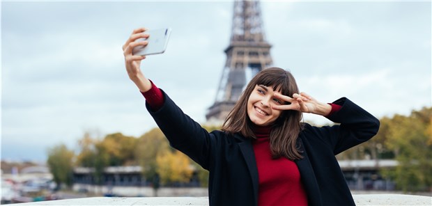 Party statt Kultur? Seit vielen Generationen beliebtes Fotomotiv beim Schüleraustausch in Frankreich: der Eifelturm in Paris. dianagrytsku / tockadobe.com (Symbolbild mit Fotomodell)