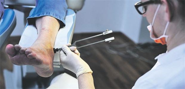 Netzwerke zum Schutz vor Amputationen Sektorenübergreifender Vertrag: Im Versorgungsmodell im Rheinland arbeiten die Ärzte eng mit Podologen und anderen Leistungserbringern zusammen.