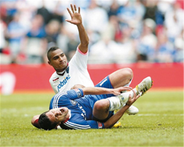 Sekunden nach dem Foul. Ich bin unschuldig, signalisiert Boateng. Ballack krümmt sich vor Schmerz. © imago/Sportimage