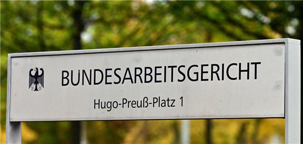 Schild des Bundesarbeitsgerichts in Erfurt
