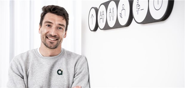 Selbst der Chef ist auf Avi Medical gebrandet: Julian Kley in der Praxis am Spittelmarkt in Berlin.