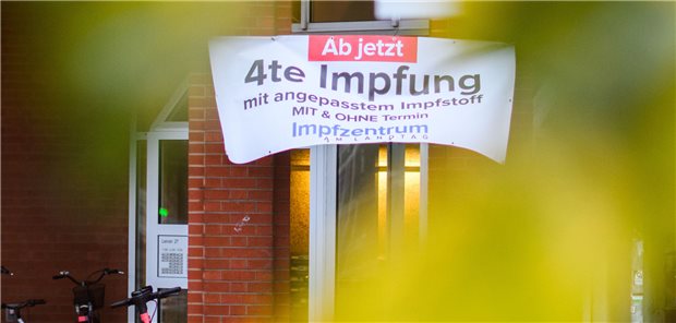 Selbst im Landtag in Hannover kann man sich die zweite COVID-19-Auffrischimpfung abholen. Das stößt ärztlichen Verbänden sauer auf.