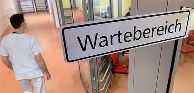 Lieber Klinik statt Praxis Selbst wenn Arztpraxen offen sind, bevorzugt gut ein Drittel der Patienten auch bei nicht bedrohlichen Beschwerden offenbar die Versorgung in einer Klinikambulanz, wie aus einer aktuellen Umfrage hervorgeht.