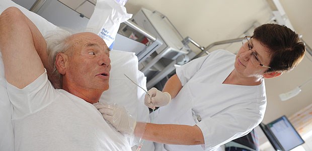 Ärztlichen Rat zu ignorieren ist lebensgefährlich Selbst wer sich fit fühlt, sollte nicht den Rat der Ärzte in den Wind schlagen und eigenmächtig die Klinik verlassen.
