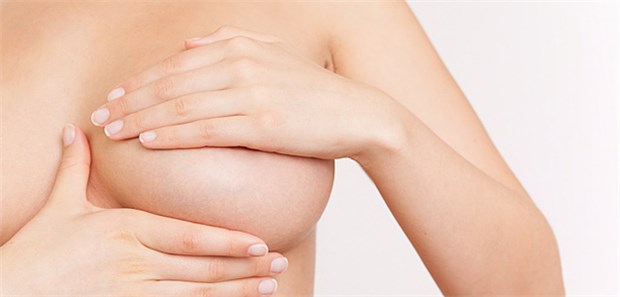 Selbstabtasten der Brust gehört zur Krebsfrüherkennung: Auch Frauen vor der Menopause profitieren von antihormoneller Therapie.