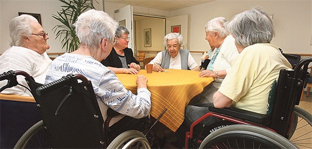 Vergesst die Heime nicht! Selbstbestimmt zu leben, das muss auch in Pflegeheimen möglich sein.