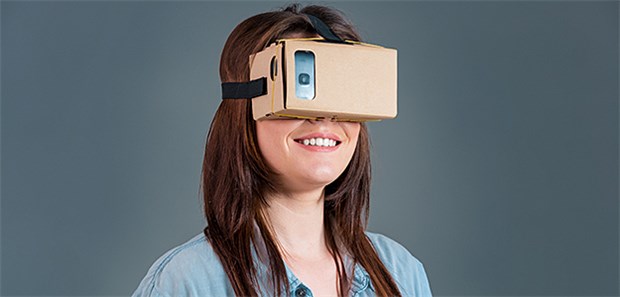 Selbstgebastelte Virtual Reality-Brille. MIt Smartphone, Karton, Flexband und App könnte eine preiswerte und massentaugliche Therapie gegen Phobien möglich sein.