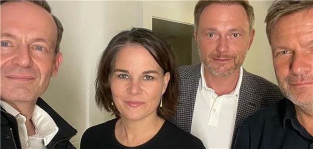 FDP und Grüne starten in die Sondierung Selfie nach Vorsondierung (v.l.n.r.): Volker Wissing, Annalena Baerbock, Christian Lindner und Robert Habeck.