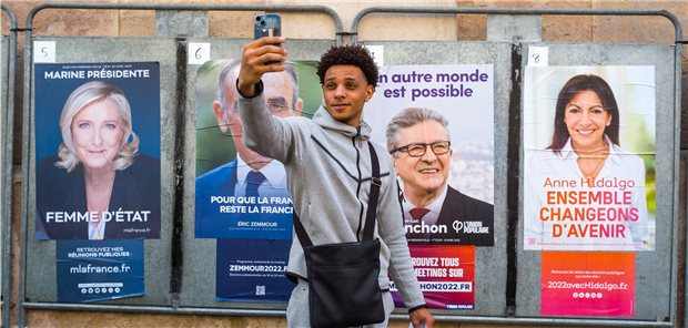 Selfie vor Wahlkampfpostern: Insgesamt zwölf Kandidaten treten am 10. April in der ersten Runde der französischen Präsidentschaftswahl an.