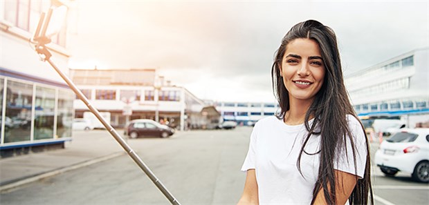 Mädchen sind öfter Smombie-Opfer Selfies auf der Straße? Keine gute Idee.