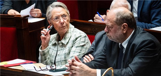 Frankreich: Premierministerin mit E-Zigarette sorgt für ordentlich Dampf im Parlament Selten ohne E-Zigarette zu sehen, selbst im Parlament: Frankreichs Premierministerin Elisabeth Borne.
