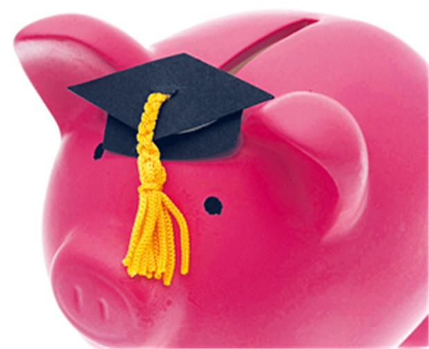 Erststudium: Sind die Kosten bald voll von der Steuer absetzbar? Semester- und Prüfgebühren? Ein Studium kann das Sparschwein arg belasten.